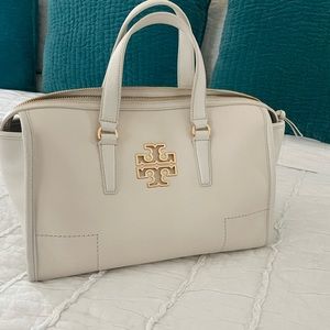 TORY BURCH White Handbag with accompanying long strap.